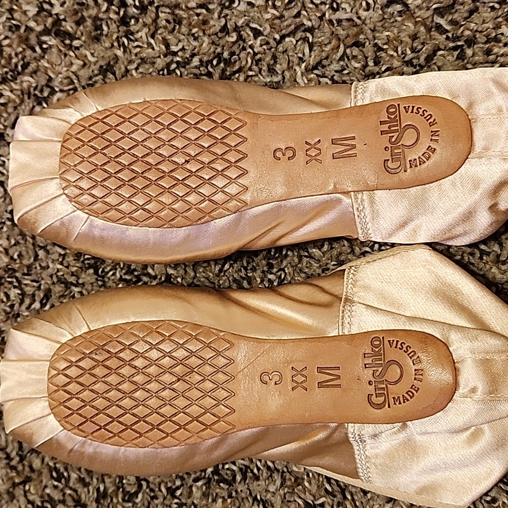 Pointe Shoes - Picture 3 of 4